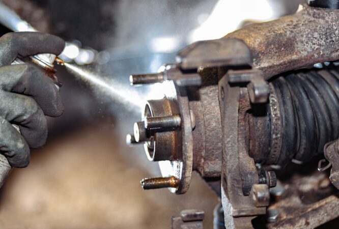 Spray,Lubrication,Of,The,Wheel,Hub,And,Vehicle,Bolts.,Silicone, Lubrication
